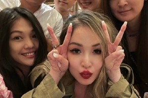 萧亚轩43岁庆生照笑容灿烂开心比耶