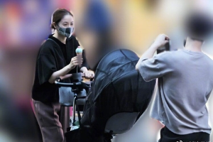 石原里美与丈夫带孩子出门散步