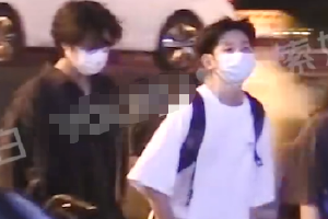 王源夜晚钓鱼视频被曝光动作娴熟