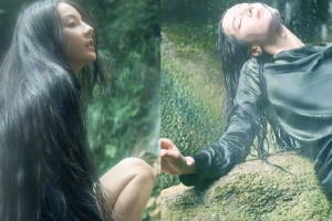 迪丽热巴听瀑大片长发及腰展现野性之美
