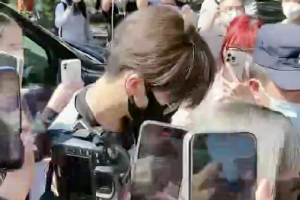 何洛洛现身北京电影学院新生报到