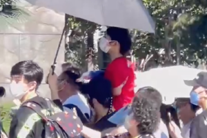 黄晓明带儿子小海绵游环球影城