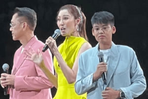 李嘉欣一家出席演唱会儿子丝毫不怯场