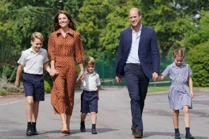 威廉王子夫妇带三个孩子参加新生报到