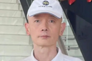 葛优与网友合照曝光 身穿白T恤戴棒球帽状态好