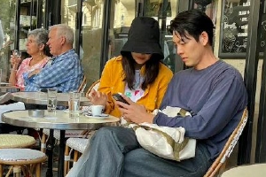 中国网友巴黎偶遇金宇彬申敏儿 像普通情侣逛街约会