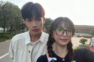 虞书欣晒片场与张彬彬合照