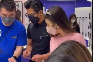 网友偶遇郭富城陪太太方媛买手机壳