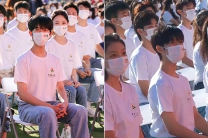 贺峻霖参加中传开学典礼坐姿笔挺