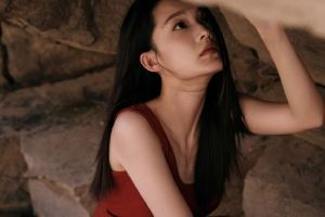 李沁生日写真红白两色交替野性十足