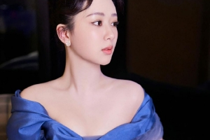 杨紫着蓝色抹胸长裙微笑比心