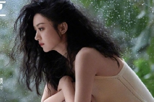 赵丽颖浅色针织衫搭小卷发好温婉