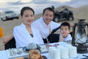 孙茜庆祝结婚九周年晒一家三口沙漠合影