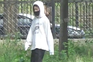 周冬雨同妈妈一起摘桑葚十分悠闲