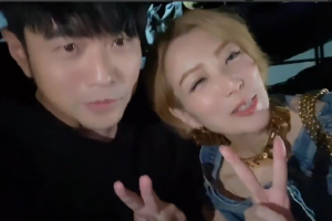 周杰伦郑秀文同框看秀