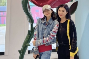 章子怡与苏芒一同看展笑容甜状态佳