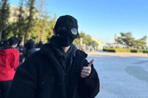 黄晓明戴防护面罩做核酸包裹严实