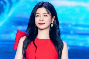 陈妍希一袭红裙出席晚会身材曼妙