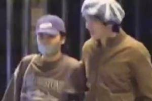 马思纯张哲轩手牵手出门有说有笑