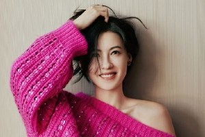 张柏芝穿玫红色毛衣露香肩