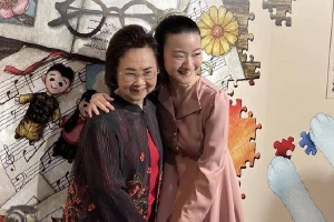 琼瑶与孙女出席活动久违露笑