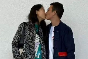 陈冠希分享与老婆秦舒培亲吻照
