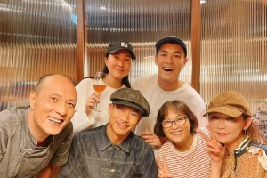 林志玲夫妇与杨祐宁夫妇聚餐 画面温馨