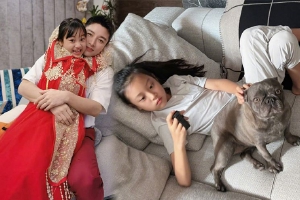 贾乃亮与甜馨贴脸合照超温馨