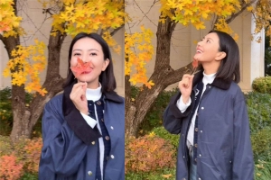 高圆圆手拿枫叶对镜甜笑尽显温柔