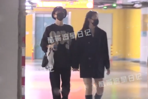 许嵩与女生手牵手逛商场后一起回家
