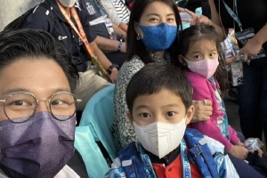 霍启刚郭晶晶一家看球赛 女儿大眼睛水灵儿子懂事