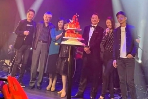 林心如霍建华为林爸爸办生日宴 双方父母罕见同台