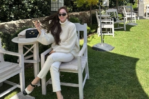 郑秀妍晒立冬户外五连拍 花园里休憩好生快活