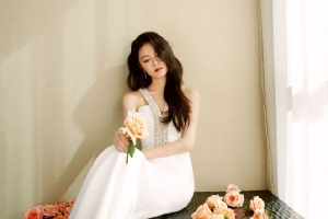 赵今麦白色鱼尾裙青春灵动 脖颈细长诠释美与优雅