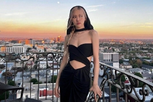 BLACKPINK朴彩英穿抹胸裙大秀身材 纤腰锁骨吸睛