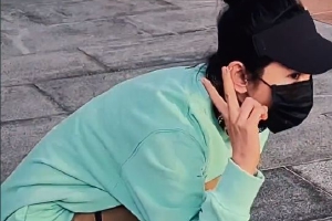 李冰冰广场玩滑板 穿绿色卫衣休闲裤姿势专业