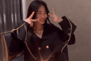 小S二女儿许韶恩庆生照 长卷发披肩气质成熟