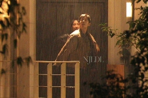 肖战白百何《骄阳伴我》路透 一起躲雨氛围温馨