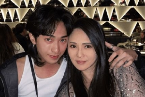 伊能静赴英国看望儿子 被哈利搂在怀里似情侣