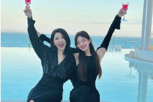 美女贴贴！曾黎晒与赵露思合照