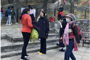 网友偶遇马思纯爬香山 穿休闲服身材纤细状态好