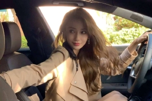Angelababy车内大片蓬松卷发气场全开