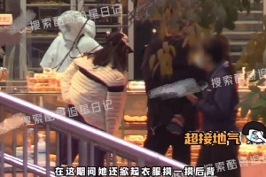 章子怡打扮低调路边买蛋糕状态悠闲