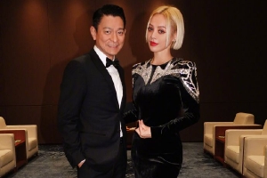 宁静晒与刘德华合照忍不住比心