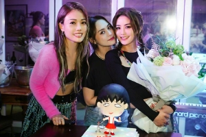 钟欣潼容祖儿卡零点晒照为蔡卓妍庆生