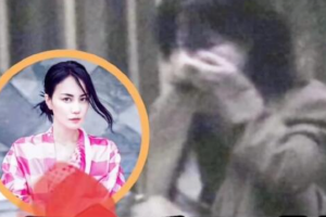 王菲与友人聚餐用手捂面表情痛苦引担心