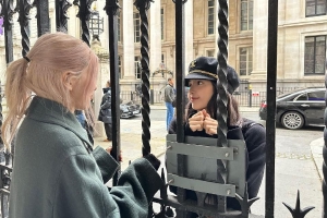 Lisa朴彩英手拉手隔铁栅栏搞笑街拍