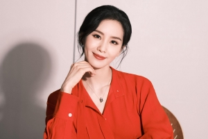 刘诗诗着一袭红衣微笑温婉迷人