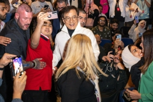 成龙亮相红海国际电影节与影迷合影