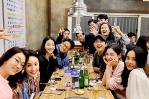 宋仲基和剧组聚餐灿笑少年感满满